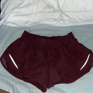 LULULEMON HOTTY HOT SHORTS RED MERLOT 2.5 IN SIZE 6 (fits like a 4)